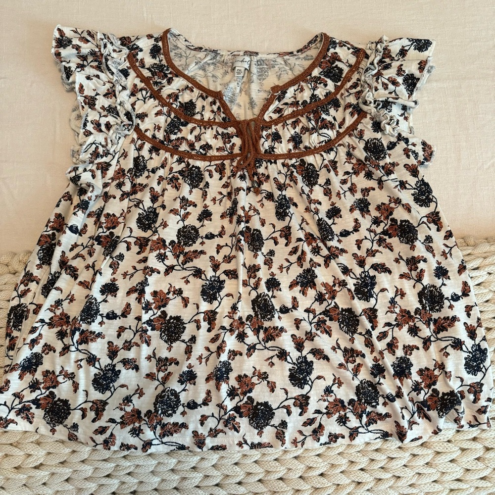EUC Wonderly top with flutter sleeves, cream/brown/navy, size PXL
